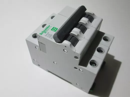 АВТ. ВЫКЛ. EASY 9 3П 40А С 4,5кА 400В =S= EZ9F34340 "SCHNEIDER ELECTRIC"