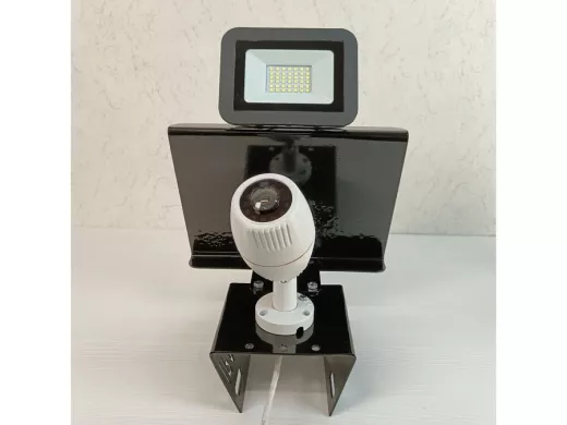 Кронштейн для камеры и прожектора на столб с козырьком и желобом чёрный 